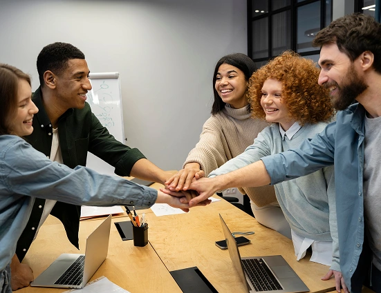 درباره ما 8 co-working-people-working-together